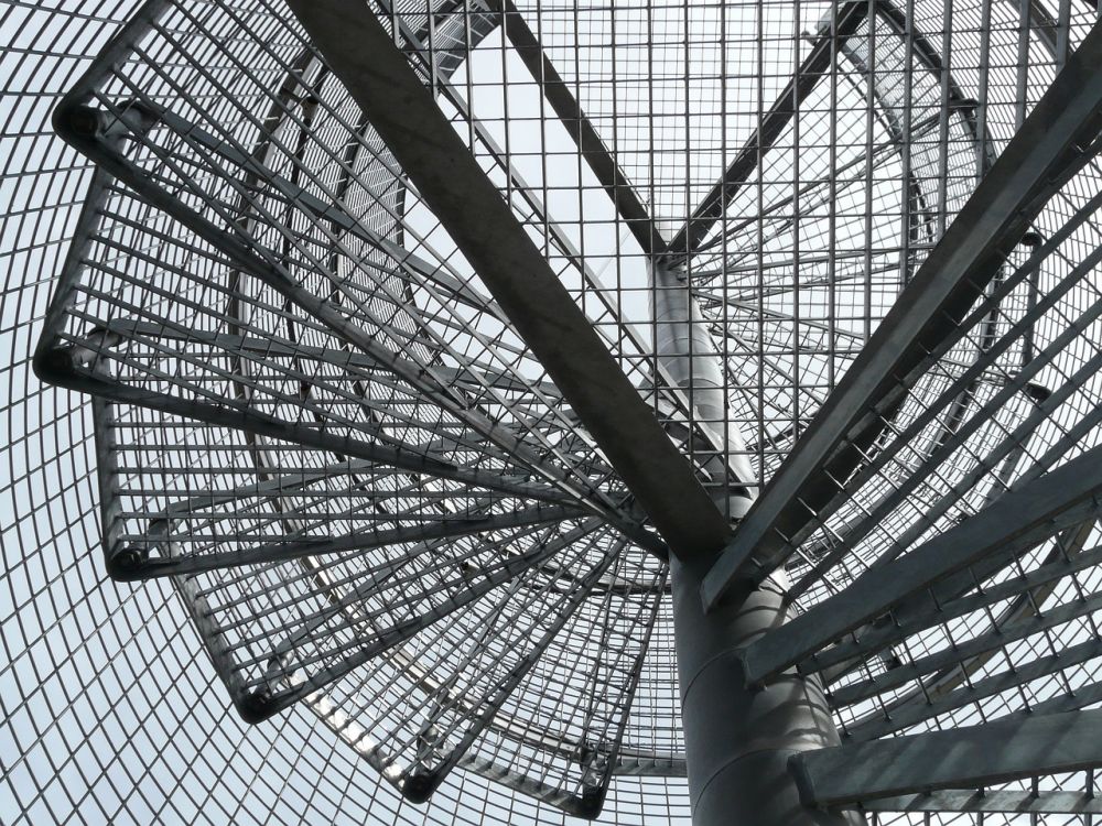 Spiraltrapp  funksjonelt blikkfang i moderne bygg